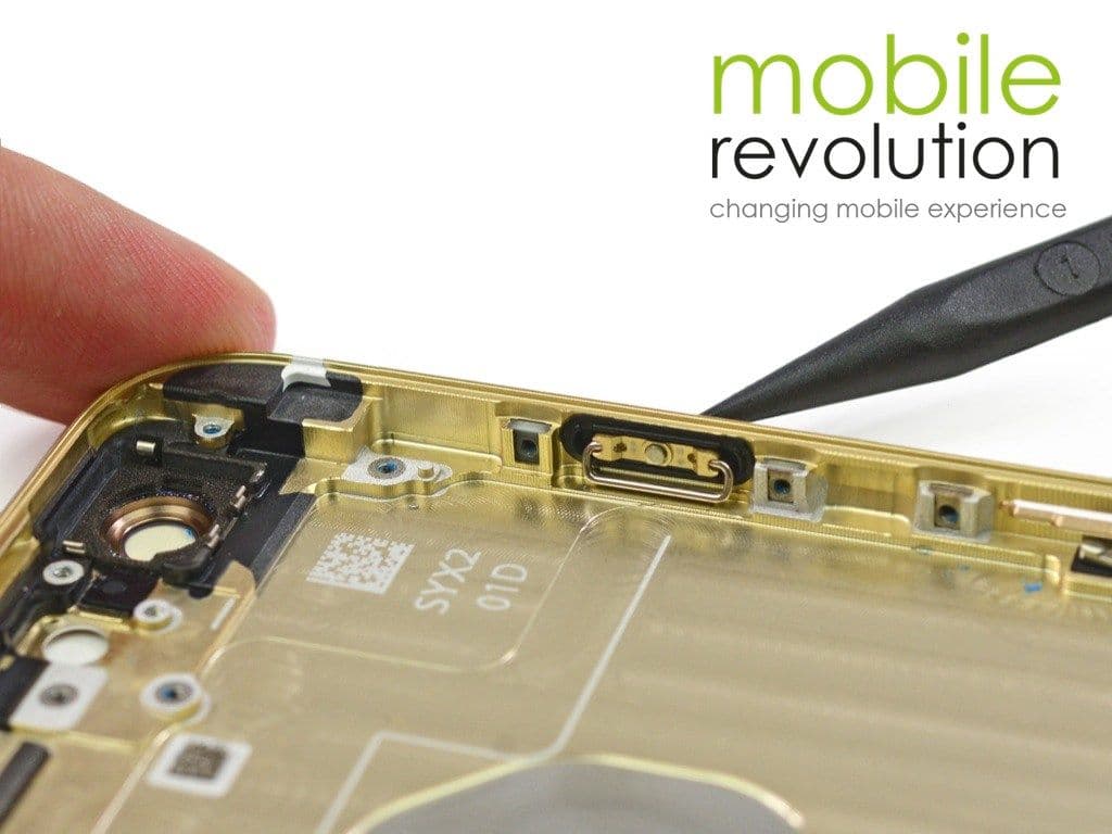 Geöffnetes iPhone während einer Reparatur bei MobileRevolution