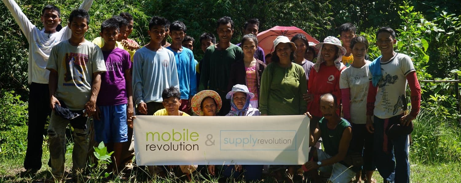 Mitglieder der Bauerngruppe MURFAP mit MobileRevolution-Banner auf den Philippinen