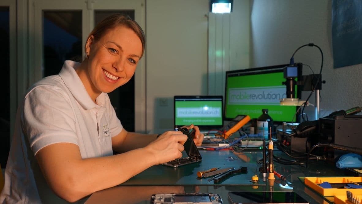 Imelda Bischof, Geschäftsführerin von MobileRevolution, an der Reparatur-Werkbank